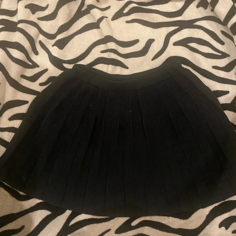 Hollister-Size S-Black pleated skirt - Picture 1 of 3